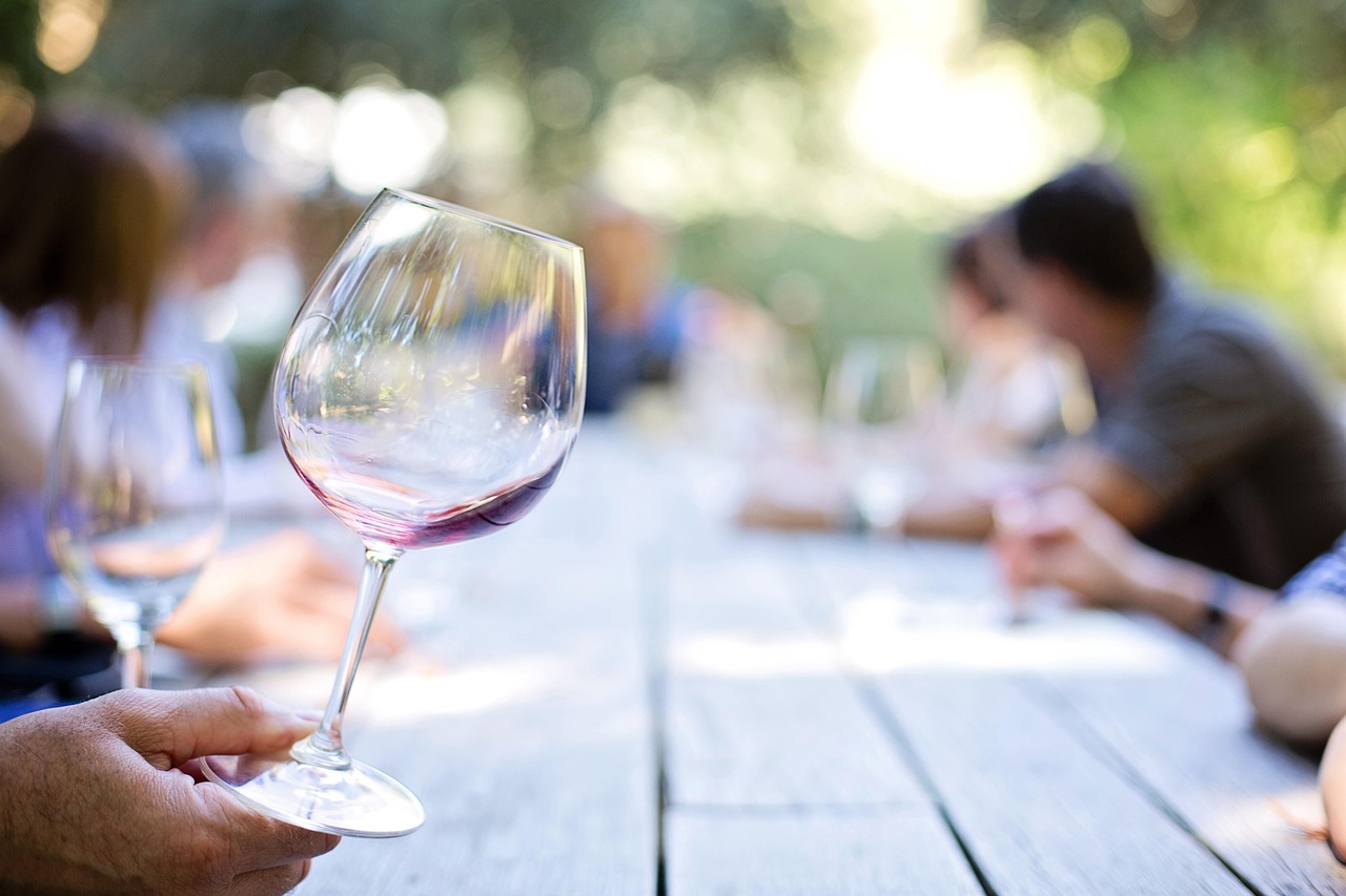 Personnes lors d'une dégustation de vin autour d'une table