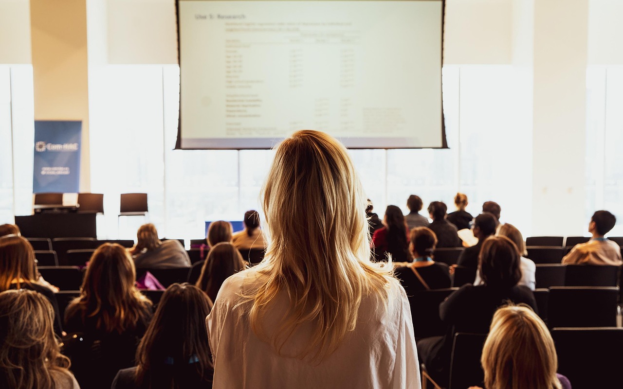 Participants réunis lors d'un événement d'entreprise bien organisé