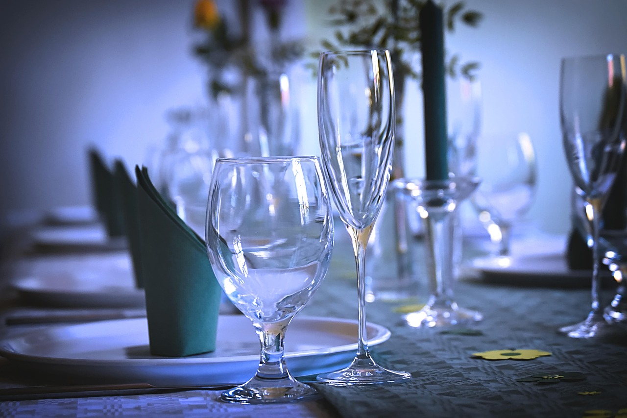 Table dressée avec verres dans une salle de réception