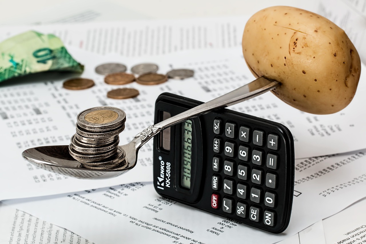 Calculatrice, pièces de monnaie et documents financiers