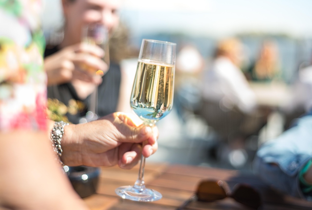 Personnes trinquant avec des coupes de champagne lors d'une soirée
