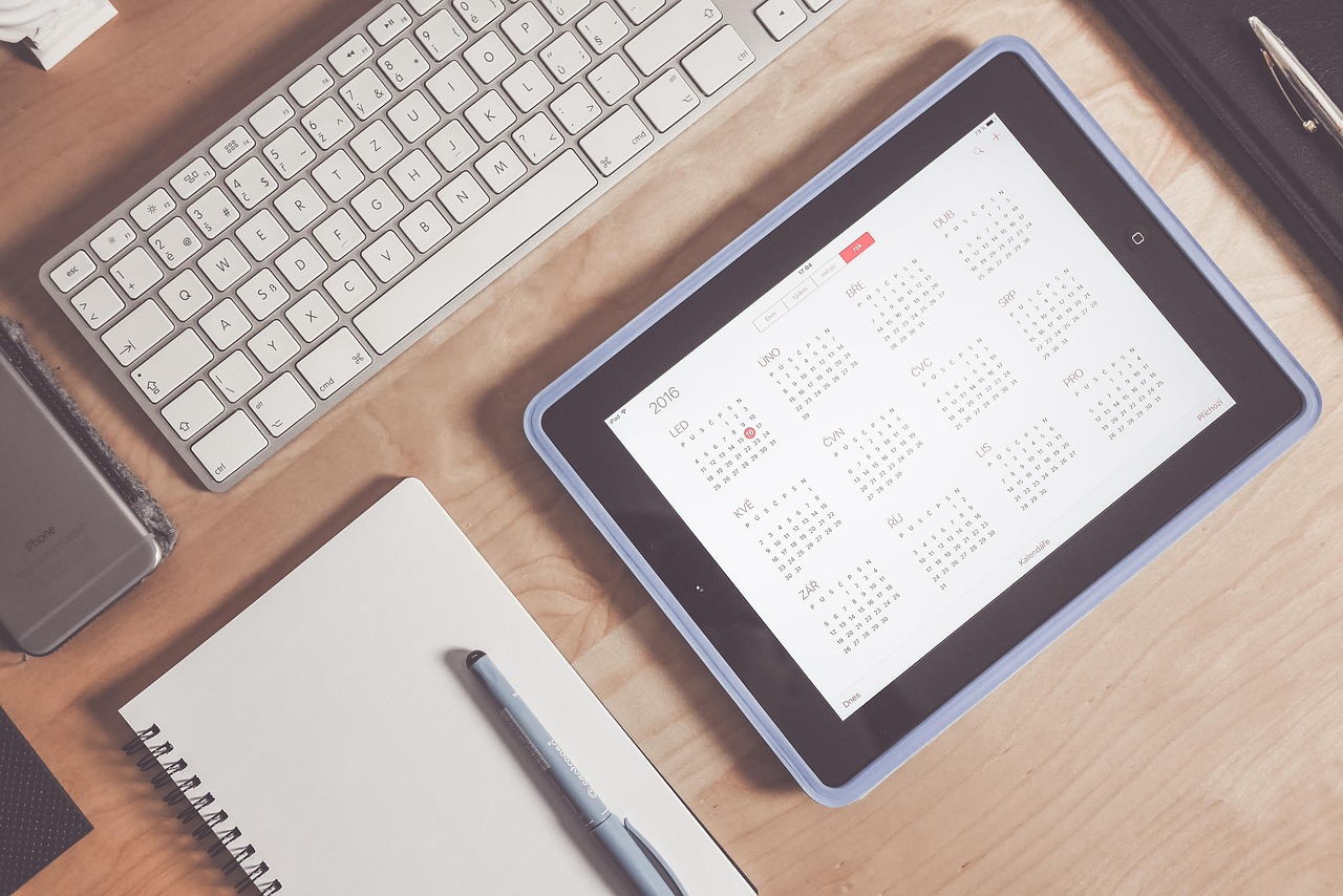 Calendrier annuel affiché sur une tablette posée sur un bureau