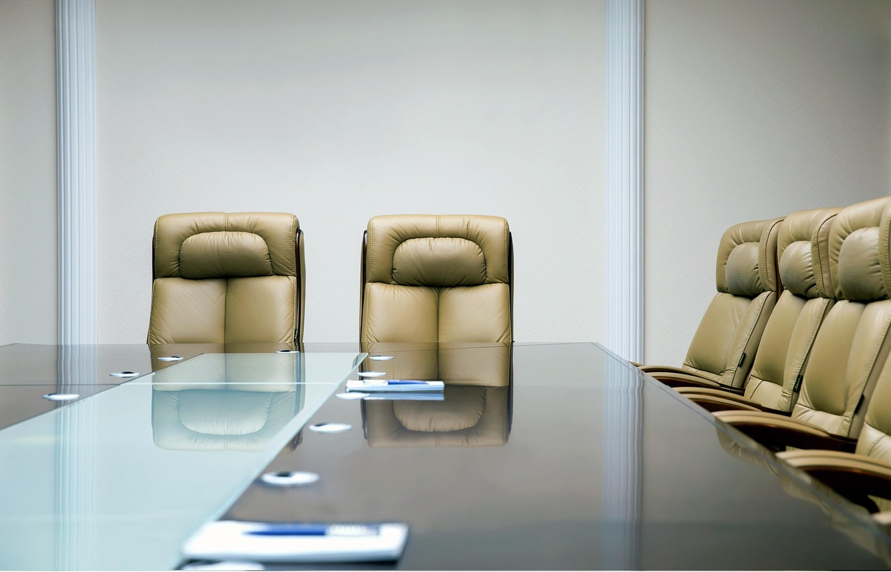 Salle de réunion d'entreprise avec fauteuils en cuir
