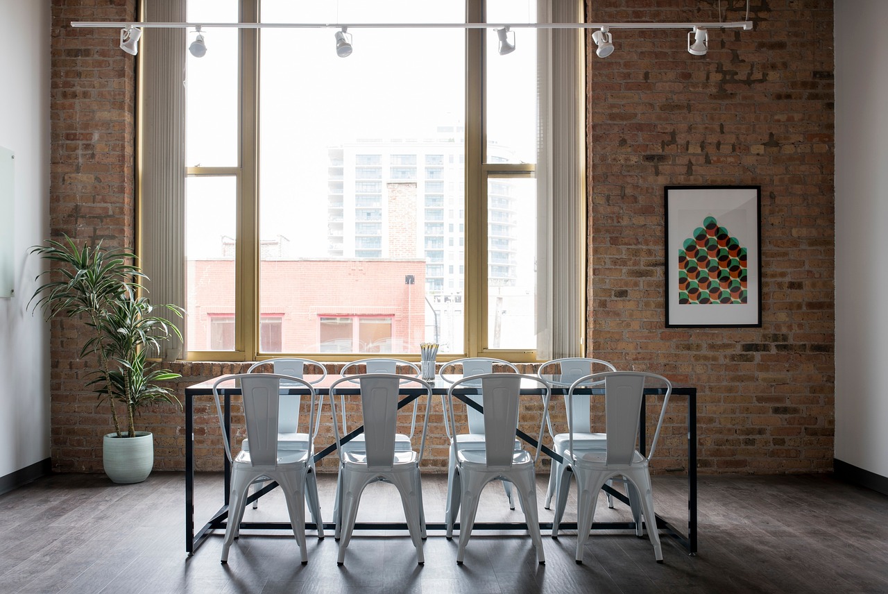 Salle de réunion dans un loft aux murs de brique