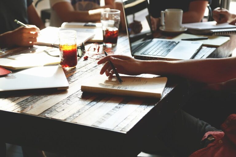 Organiser un séminaire d’entreprise réussi : le guide étape par étape